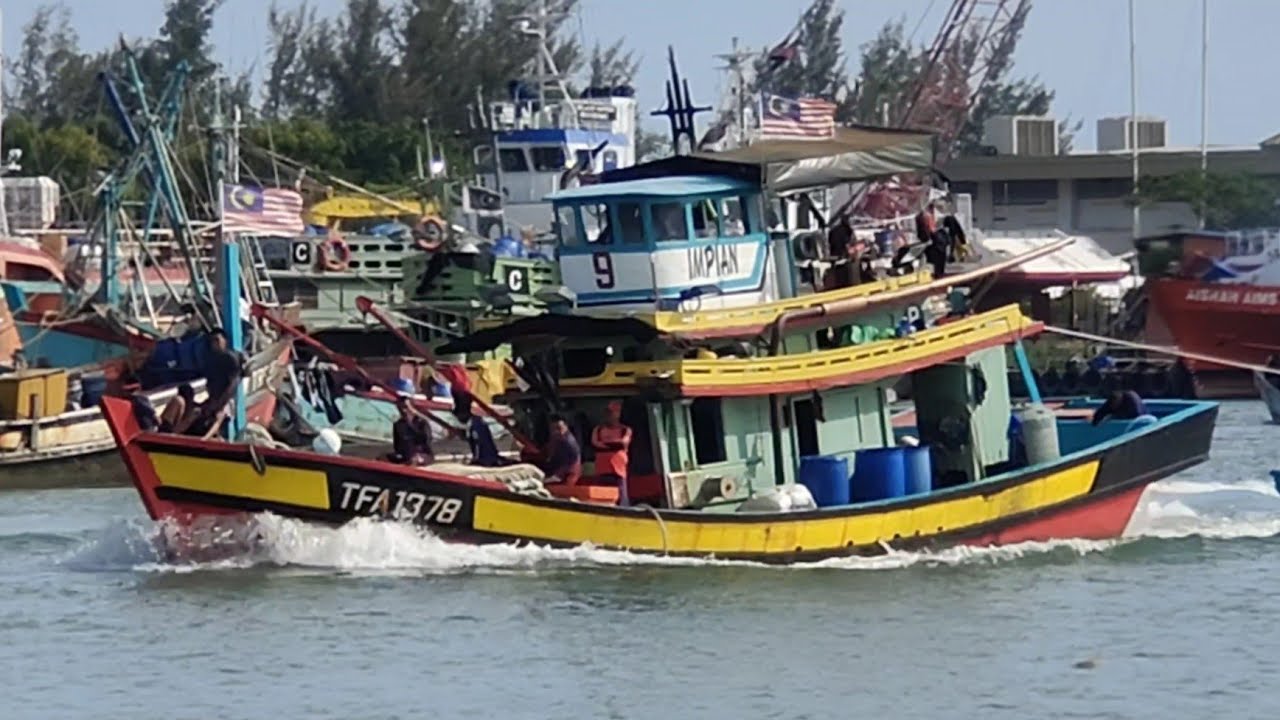 Rezeki ikan selar papan nelayan pukat jerut TFA1378 hampir 3 lubang