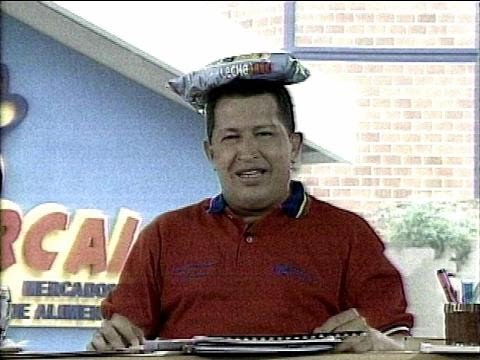 Chavez se coloca una leche en polvo en la cabeza