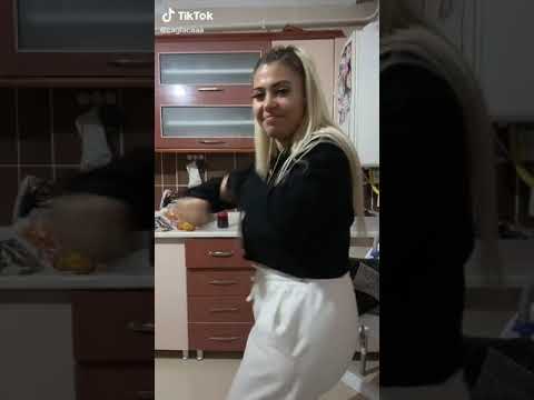 Periscope üniversiteli genç twerk Show yapıyor ayakta boşalmayın diyor