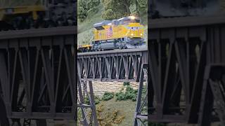 The Union Pacific uranium waste train crosses the mountainside bridge model fun up railway dcc