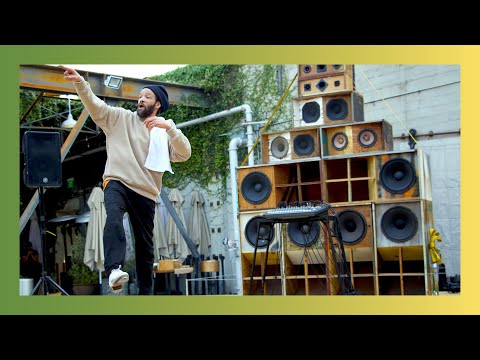 Video: Savion Glover Nettowaarde: Wiki, Getroud, Familie, Trou, Salaris, Broers en susters