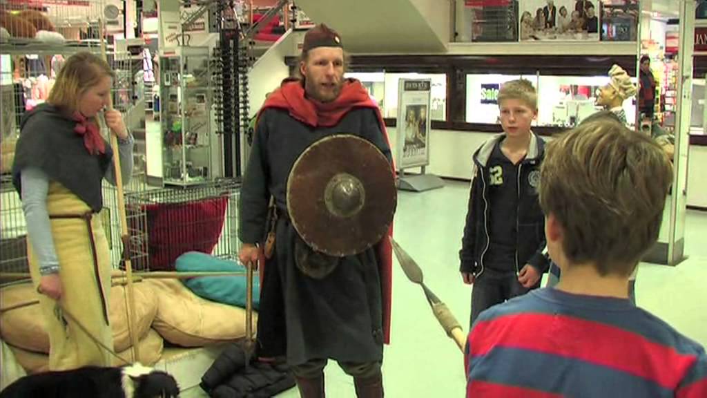 Vikingen strijden in de Bruna van Vanderveen Assen - YouTube