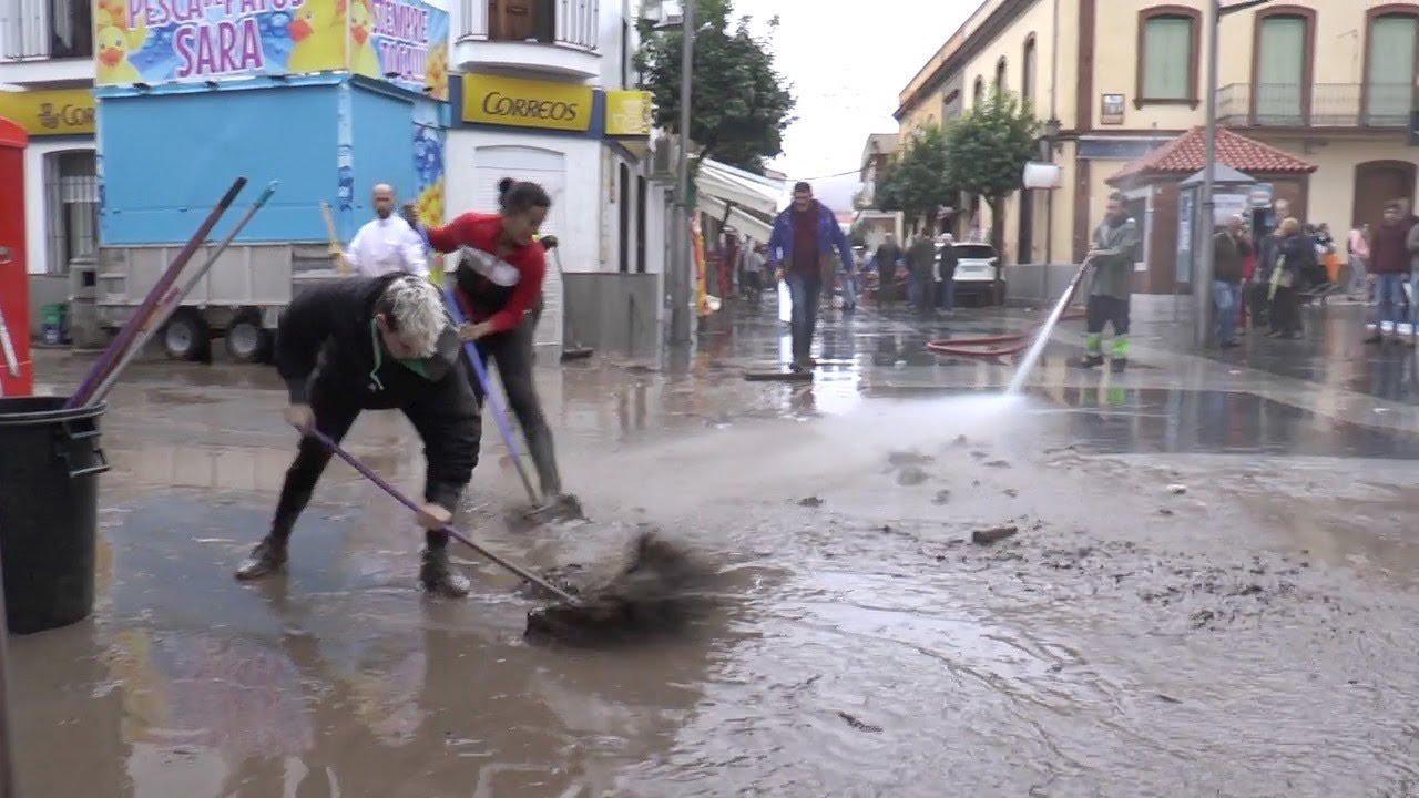 Una tromba de agua arrasa el centro neurálgico de Nerva