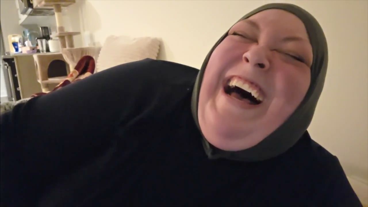 Foodie Beauty Hasn’t Washed Poopy Sheets Yet | HIGHLIGHTS