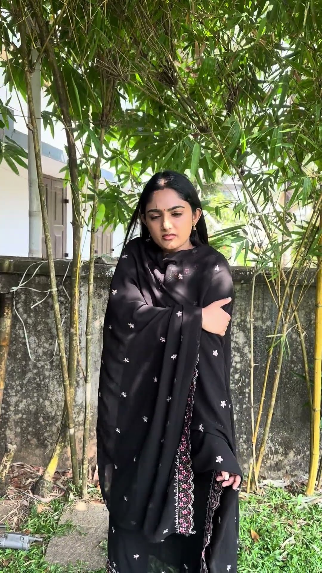 #GeethaGovindam ഫോട്ടോ എടുക്കുമ്പോൾ പോസ് ചെയ്യാനും അറിയില്ലേ ?