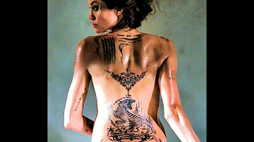 Cosa significa il tatuaggio di Angelina Jolie sulla schiena?