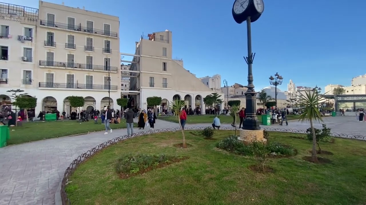 جانب من ساحة الشهداء بالعاصمة الحزائرية .جامع علي بتشين والجامع الكبير.