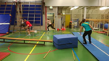Volwassenen spelen Apenkooi in Oud-Vossemeer