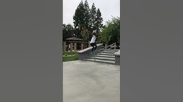 Kickflip Fs boardslide