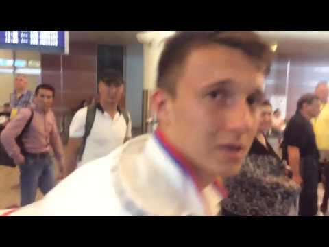 Шатов и Головин грубо отвечают на вопросы болельщиов