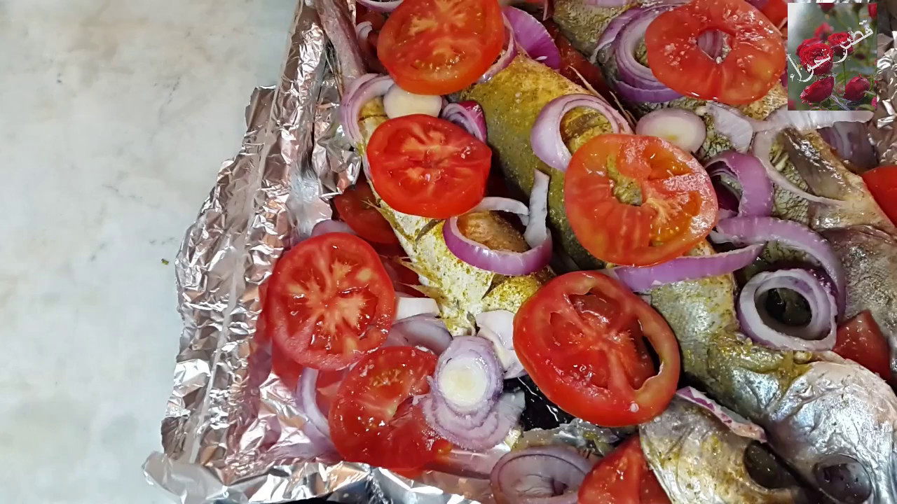 سمك في الفرن بالبصل و الطماطم poissons au x fourt