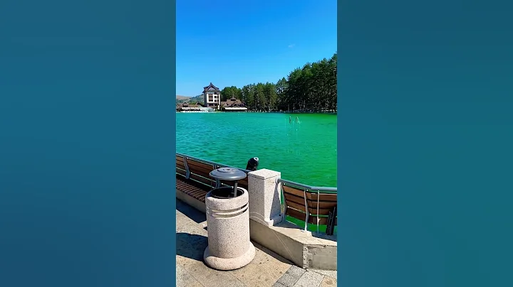 A Glimpse of Paradise: Small Lake Shimmers with Sunlight, Surrounded by a Fountain and Pine trees🌲 - DayDayNews