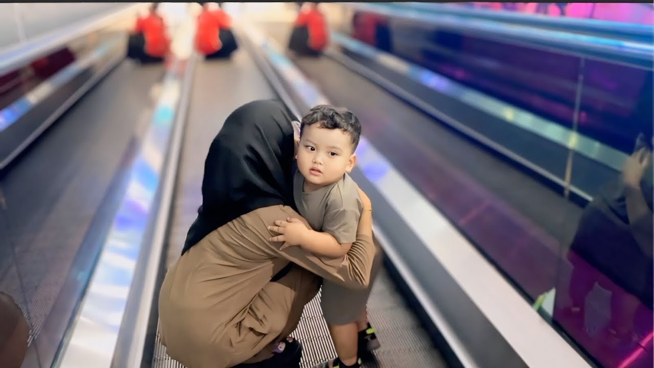 KAKAK PIANO TAKUT NAIK ESKALATOR 😂