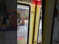 先行する快速東京行きと立川駅で接続を取らせない為に意図的にドアを開けるのを遅めていた乗車電。こんなのありかー！（2024.1.18.10:50）