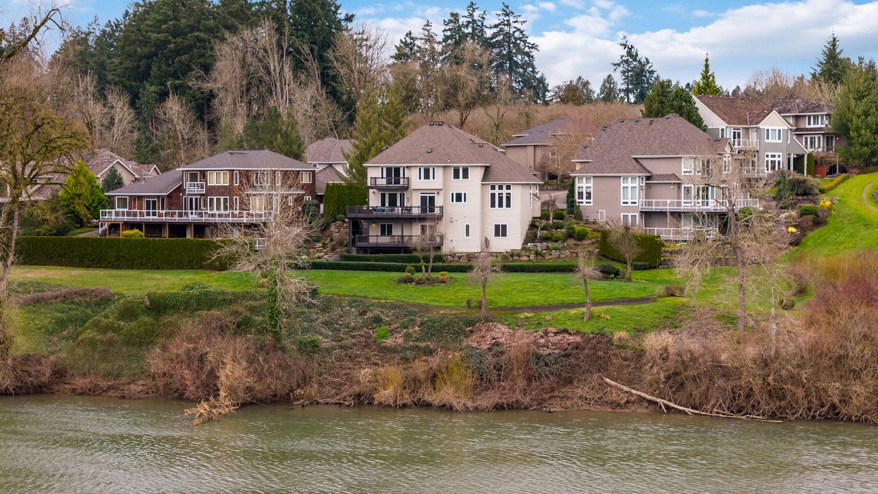 31286 SW Willamette Way W  - Luxury Riverfront Living in Wilsonville, OR