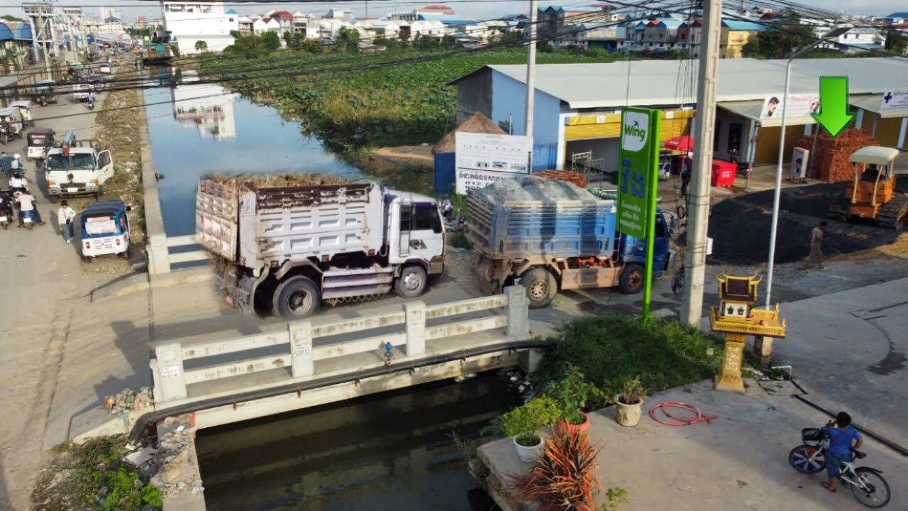 Road badly damaged! Dump truck 5-ton Bulldozer komatsu D31 push Stone Reconstruction of roads water
