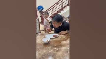 Cảm động bác khờ thèm ăn xúc xích bị cháu đuổi không cho ăn , tất cả chỉ là hiểu lầm mà ￼