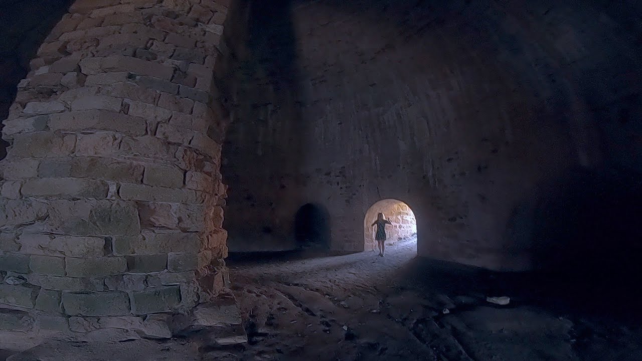 We go in a 7th century AD Castle - PEOPLE STILL LIVE INSIDE - The Castle of Koroni - Aisini - Tombs