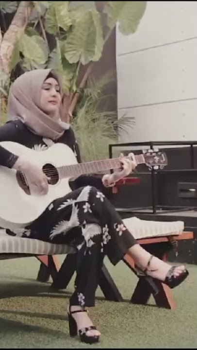 Hijab cantik!! jago main gitar#