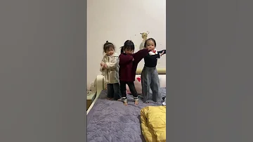 恬恬贝贝很棒 熙熙全场划水 捧在手心里让爱开花 跟着节奏嗨起来 小棉袄集合了 即兴乱舞嗨起来 科目三 