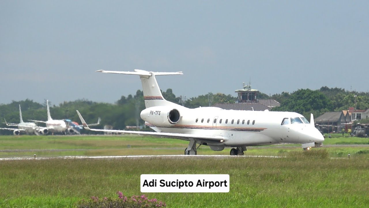 Pesawat Private Jet PK-TFS Take Off Di Bandara Adi Sucipto Yogyakarta