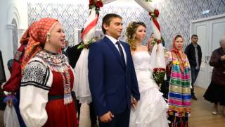 Бутурлиновских молодоженов обрядовыми песнями русской свадьбы поздравил коллектив Бутурлиновских молодоженов обрядовыми песнями русской свадьбы поздравил коллектив