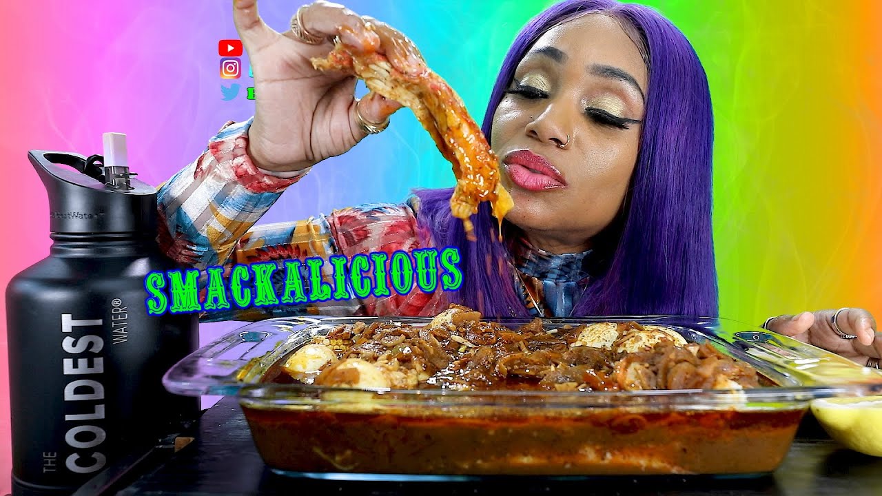 Очищенные от раковин морепродукты, королевский краб, вареные яйца, кукуруза в пикантном соусе