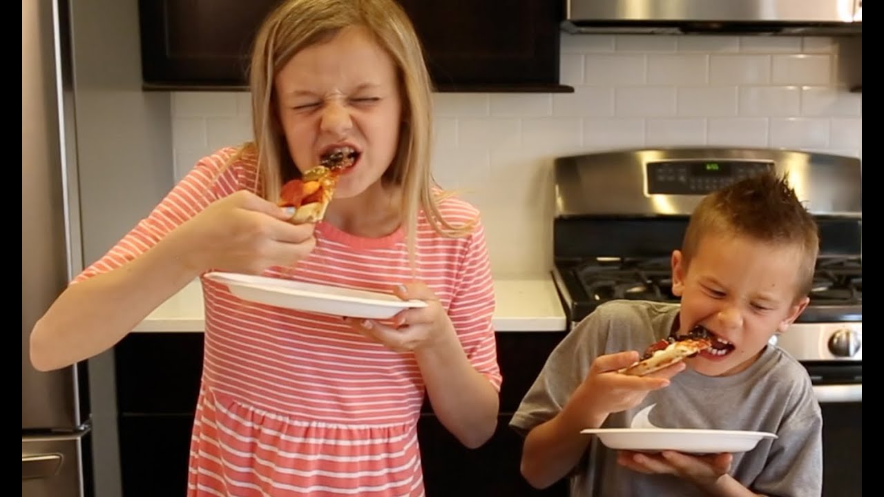 Rhett and Kesley do the pizza challenge | I can't believe you ate it 😂😂😂