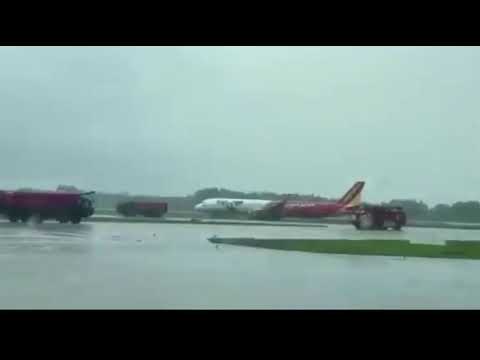 Tàu bay VietJet lao ra đường băng ngay lúc này tại sân bay ...