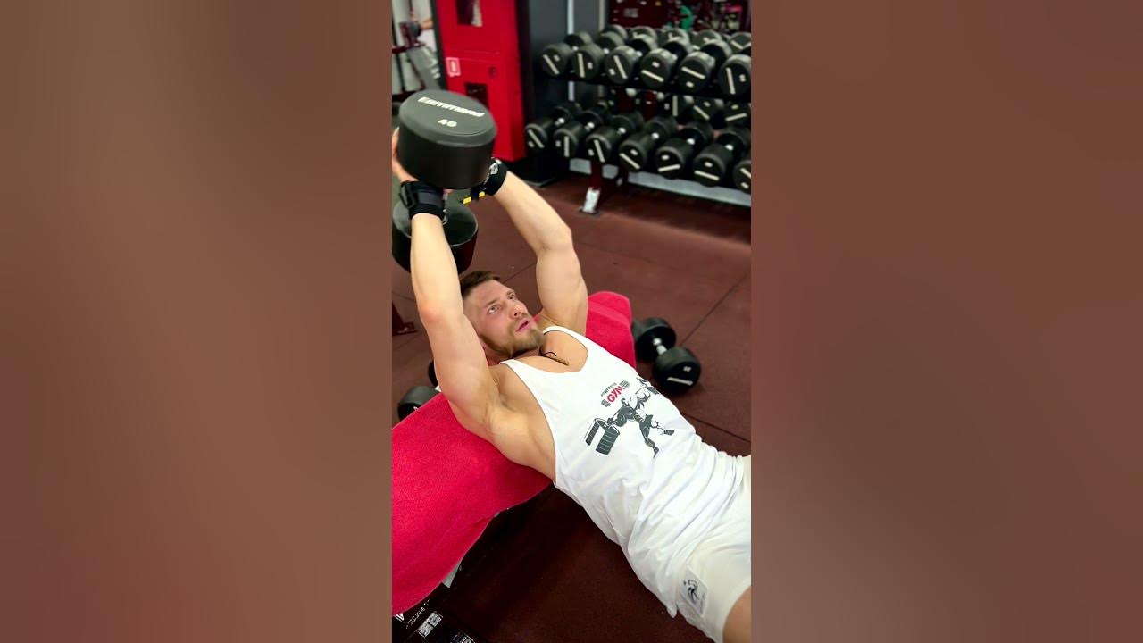 На жиме лежа выпали сиськи