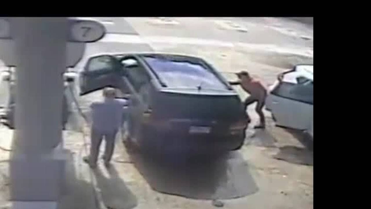 Thief caught on camera stealing bag of jewelry from vehicle in ...
