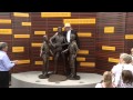 Barry Gibb - Descubre una estatua homenaje a Bee Gees