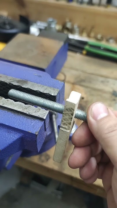 Как просто зажать резьбовую шпильку в тисках не повредив резьбу! #tools ...