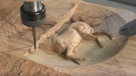 360 CNC-freesmachine bewerkt een 3D-reliëf in een boomstam
