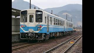 斗賀野駅を発車するキハ３２系２連普通列車（７１３Ｄ）