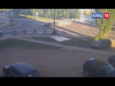 В результате ДТП на улице Героев перевернулась «Лада-Калина»