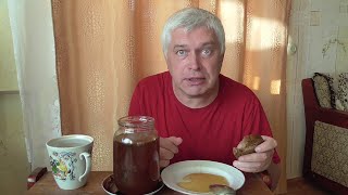 картинка: Сегодня 8 августа 2021 год. У меня банка мёда, я кушаю мёд с хлебом