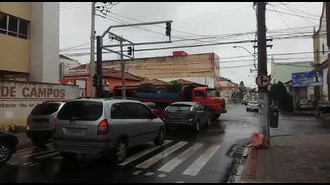 Trânsito com chuva e problemas em semáforos