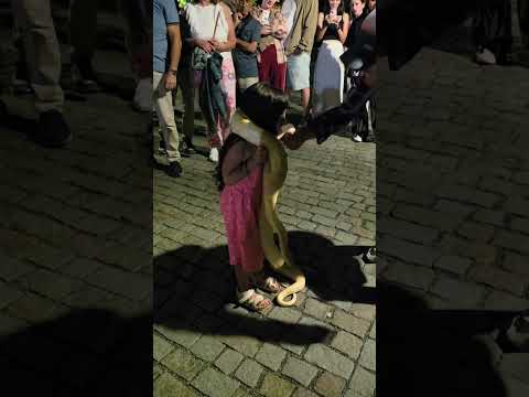 دختر ۴ ساله ی شجاع من روی Charles Bridge با مار غول پیکر پراگ Prague