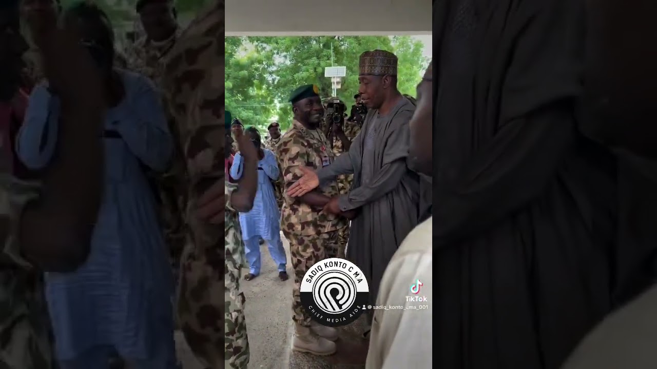 See what Nigeria army general did to the governor of maiduguri state