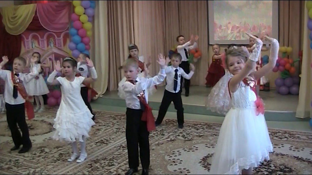 Выпускной вальс тройками в детском саду видео. Танец на выпускной в детском саду ангел. Танец на выпускной в детском саду в золотых жилетах. Танец на выпускной в детсаду видео. Выпускной танец вальс Улетай в ДОУ.