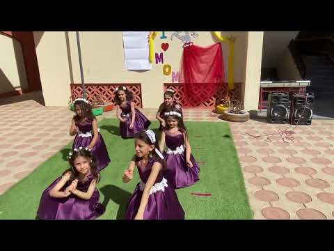 اللي حفظت الشعر عشانها وغنيتهولها في عيدها هي الدنيا امي