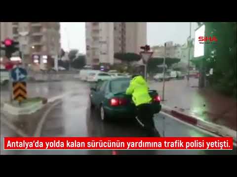Antalya'da yolda kalan sürücünün yardımına trafik polisi yetişti