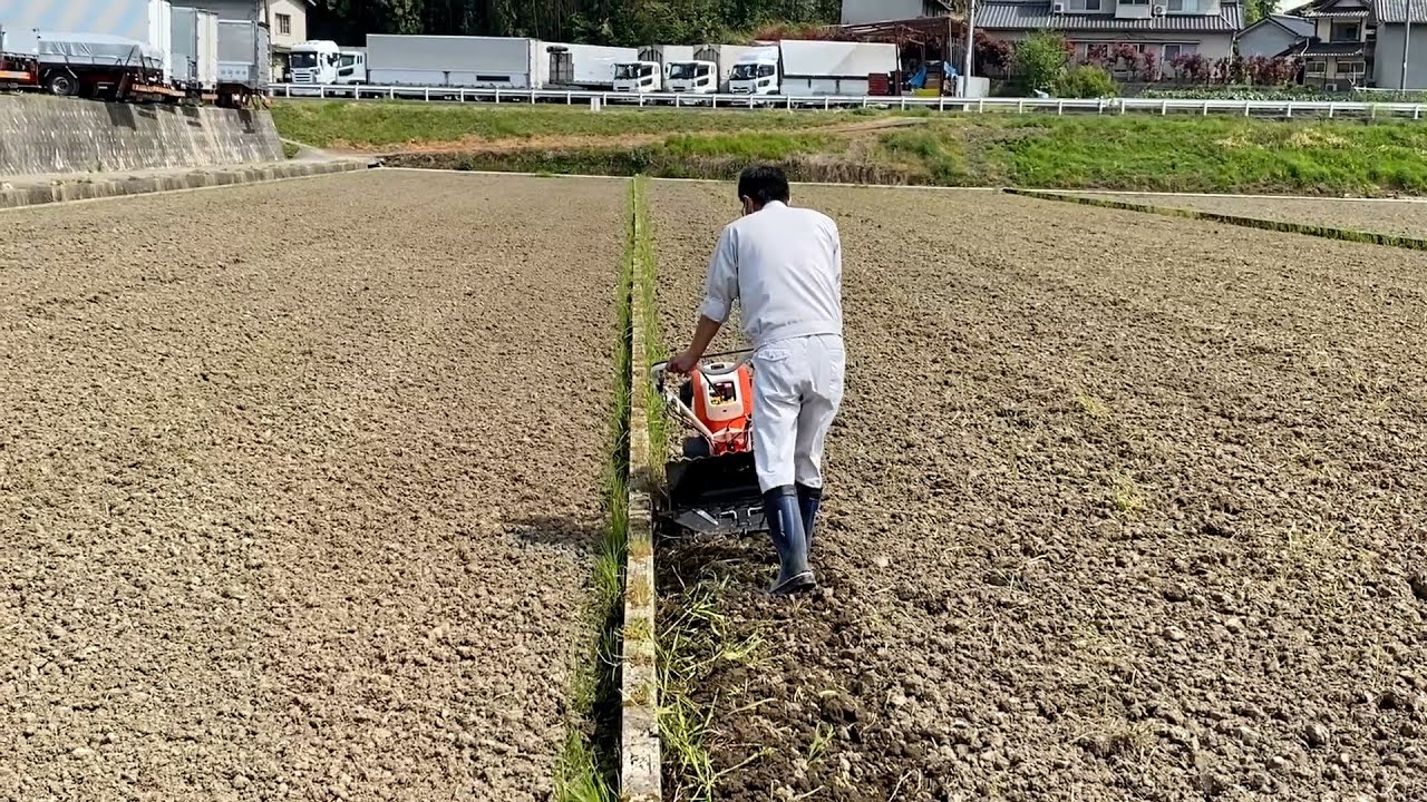 管理機でのあぜ切作業（コンクリートあぜ専用アタッチメント） - YouTube
