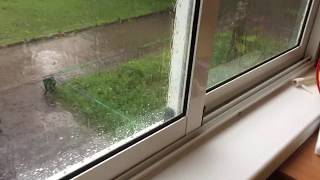 Протекает ли раздвижная алюминиевая балконная рама в сильный дождь