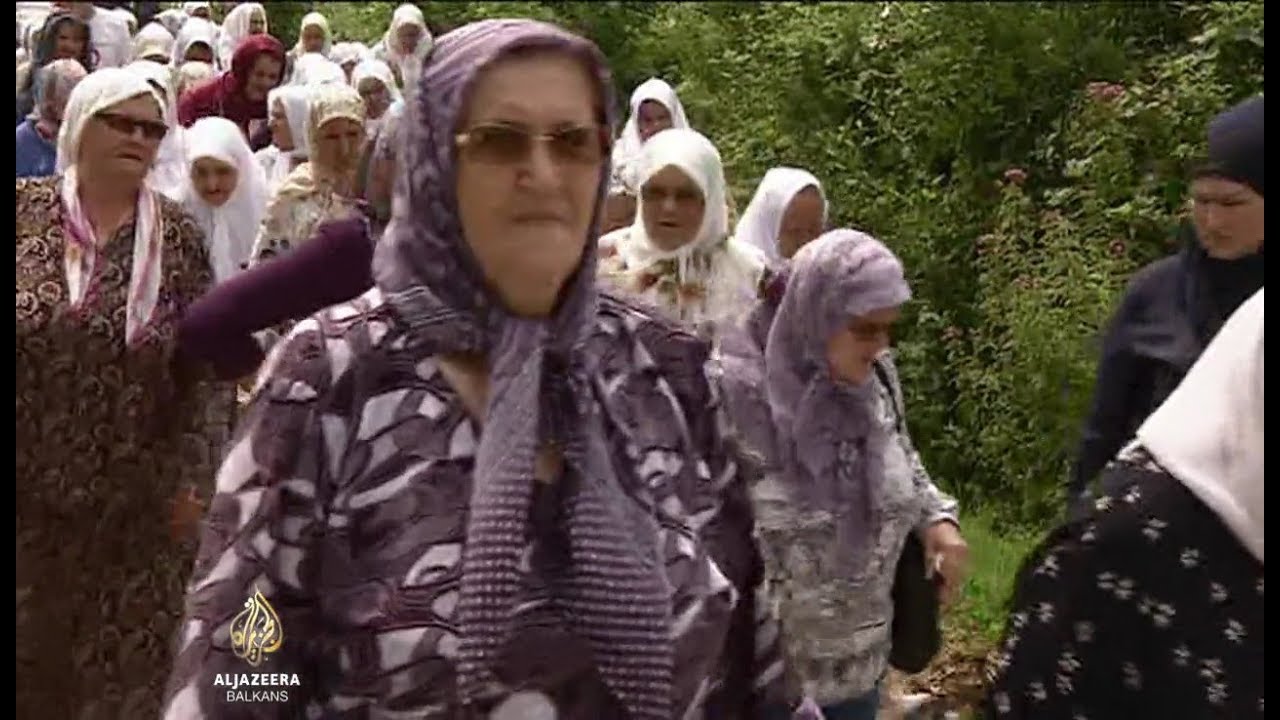 أمهات سريبرينيتسا يزرن مواقع الإعدام في مذبحة سريبرينيتسا