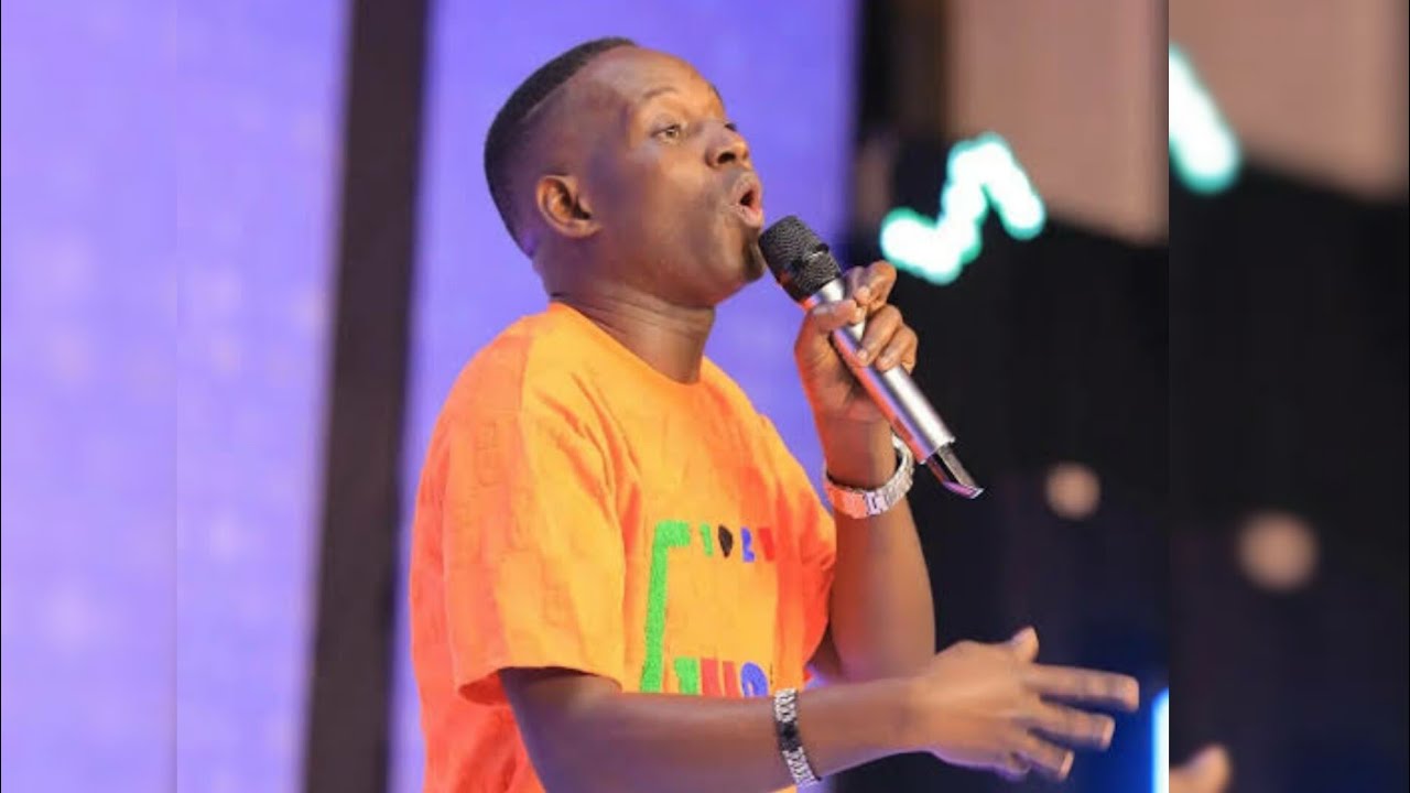 OMULALU AGOBYE MC MARIACH KU STAGE. LABA OLUTALO.