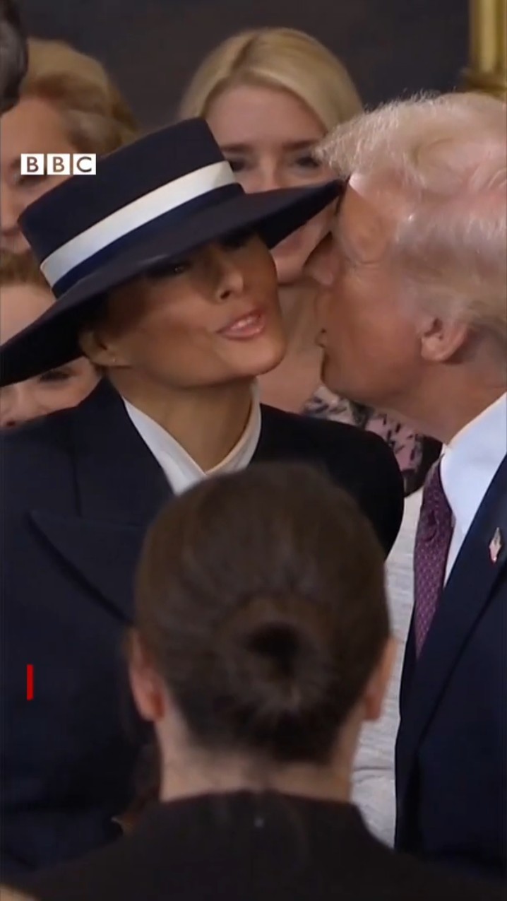 Donald Trump जब Melania Trump को किस करने आगे बढ़े तो कुछ ये हुआ... #shorts  (BBC Hindi)