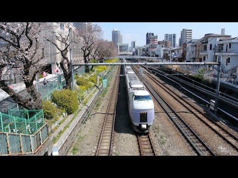東中野駅付近を通過する、あずさ・かいじ・スーパーーあずさ （2017年4月）