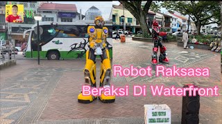 Robot Raksasa Memeriahkan Suasana Di Waterfront